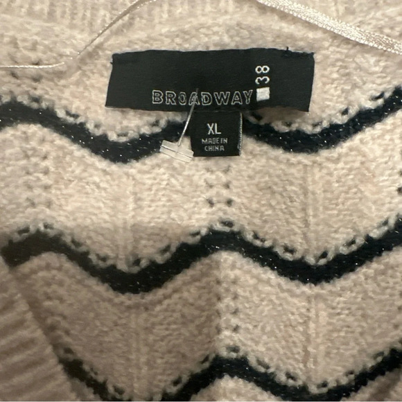 Women’s Broadway 38 XL vest cream color with lines - Picture 2 of 8